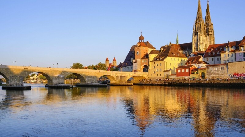 Ein Blick über die Donau entlang der steinernen Brücke hin zum Regensburger Dom.