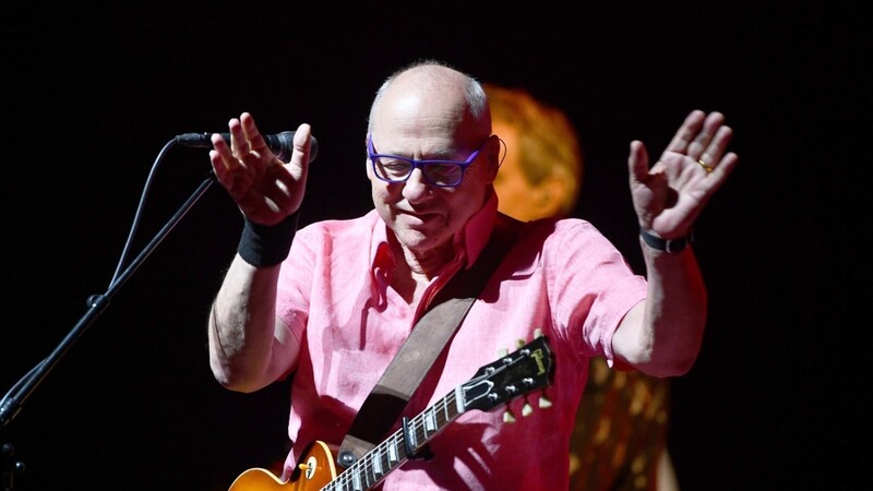 Der Gitarrist Mark Knopfler in der Münchner Olympiahalle.