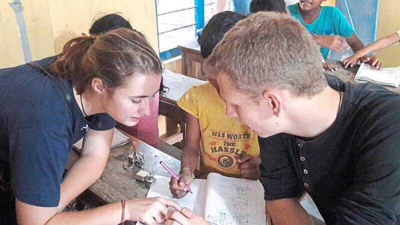 Praktikanten bei der Arbeit mit den Kindern in Nepal.