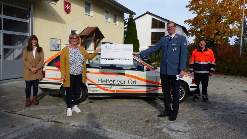 Die Abordnung des Vilslerner Frauenvereins, Gerlinde Holzner und Anita Gerstl, übergibt unter Beachtung der Mindestabstände den symbolischen Scheck an Carl Graf von Soden-Fraunhofen und Rettungssanitäter Stefan Lanzinger (von links).