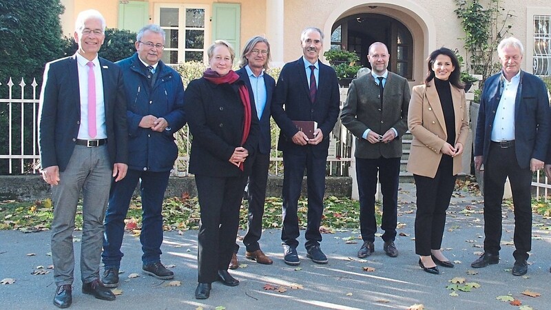 Trafen sich zur siebten Nachhaltigkeitswerkstatt auf Gut Eglsee (v.l.): Dr. Bernhard Widmann vom TFZ, Landrat Josef Laumer, Pro-Rektorin Prof. Dr. Anja Faße vom TUM-Campus Straubing, Edmund Langer von CARMEN, Carl Friedrich Beckmann, Prof. Dr. Carl Christian Beckmann, Landwirtschaftsministerin Michaela Kaniber, MdB Alois Rainer, MdL Josef Zellmeier und Oberbürgermeister Markus Pannermayr.