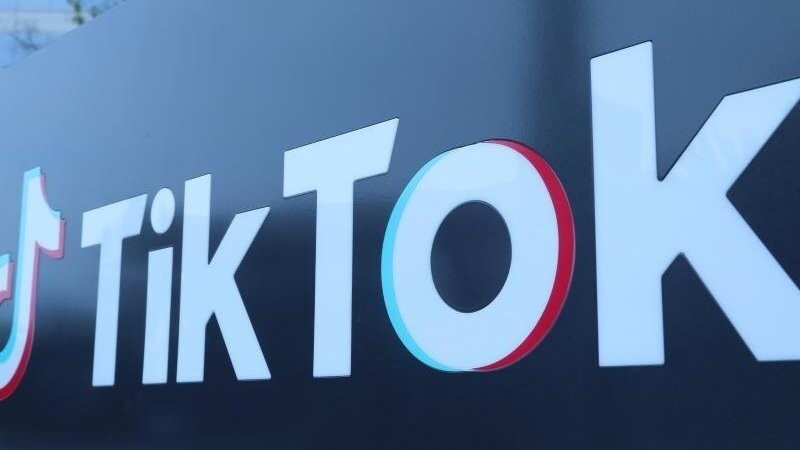 Das soziale Netzwerk TikTok ist für zweifelhafte Trends berühmt-berüchtigt. Aktuell posten mehrere Nutzer Videos, in denen sie versuchen, auf Plastikmilchkisten zu balancieren. Nicht selten enden die Aufnahmen mit Stürzen. (Symbolbild)