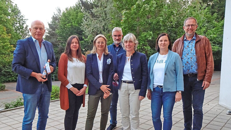 Das Vorstandsquartett des Gymnasiumsfreundeskreises mit Bürgermeister Dobmeier (rechts), stellvertretendem Schulleiter Ottowitz (Mitte) und Bürgermeister a. D. Wellenhofer (links),