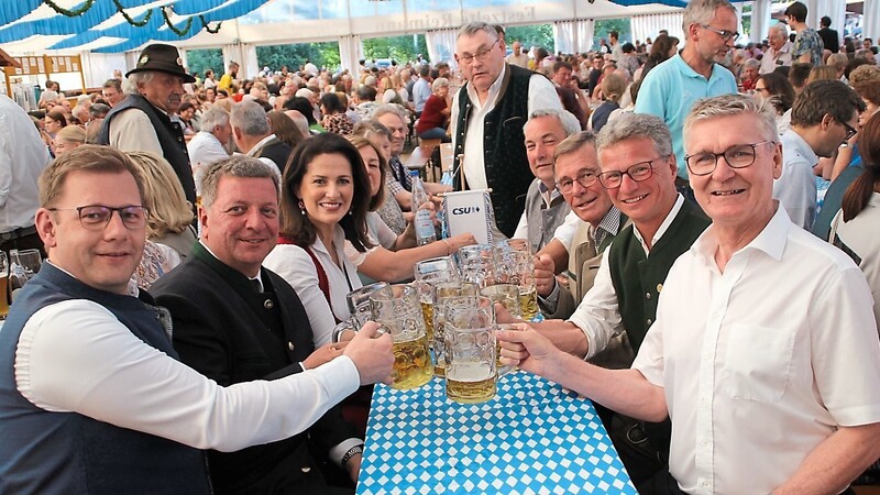 Die politische Prominenz freut sich über das volle Volksfestzelt.