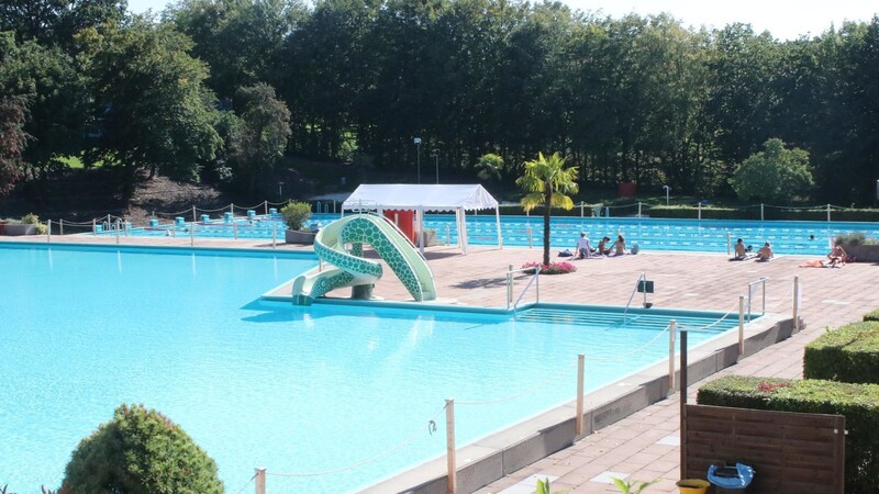 Nach der mittäglichen Reinigungspause sind die Besucher noch nicht sehr zahlreich. Perfekte Bedingungen für alle, die in Ruhe schwimmen oder aquajoggen wollen.