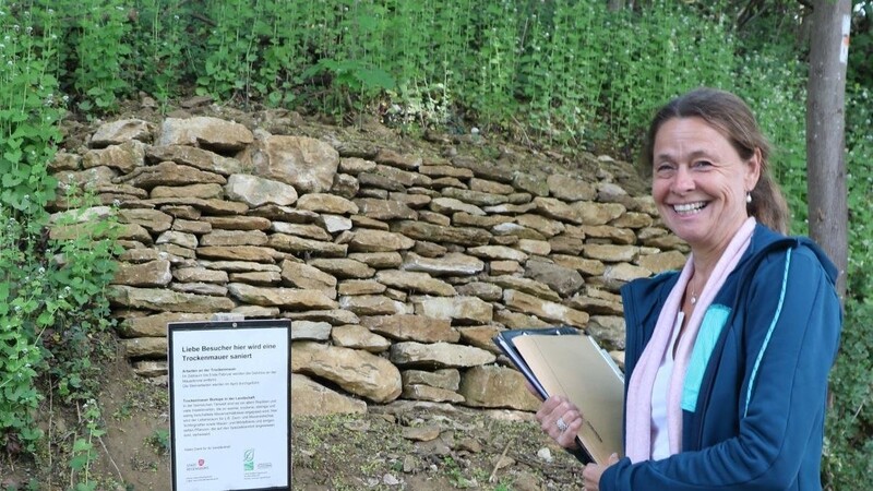 Heidrun Waidele vom Landschaftspflegeverband ist zuständig für die Mauersanierung. Ein Schild, das neben einem Teil der neu errichteten Mauer aufgestellt wurde, erklärt dem interessierten Wanderer, worum es bei der Maßnahme geht.