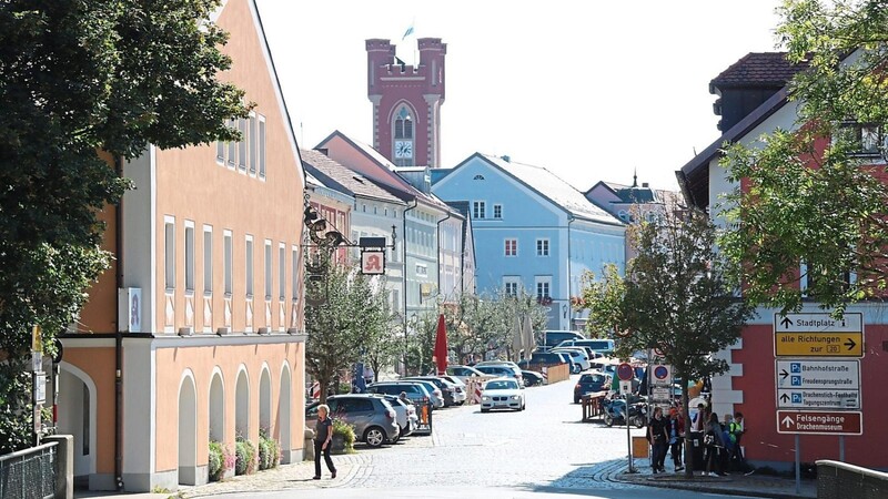 Der Further Stadtplatz wird oft als einer der schönsten in der Region bezeichnet. Damit dies so bleibt, dafür soll die ab 1. November gültige neue Stadtbildsatzung sorgen.