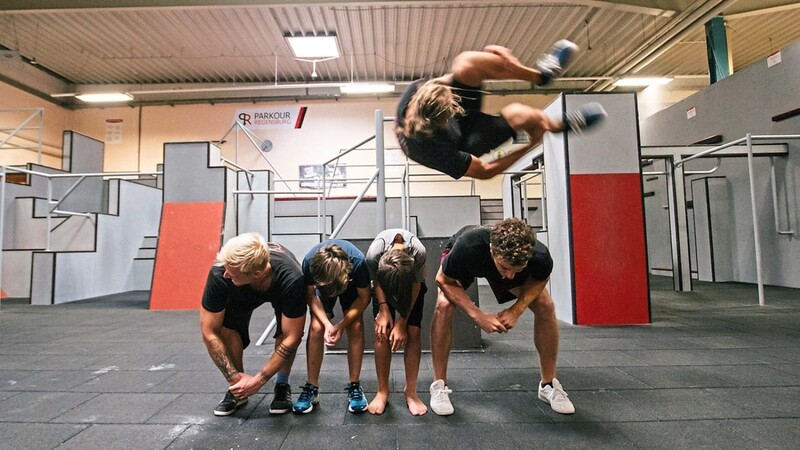 In der Trainingshalle von Parkour Regensburg kommt Alt und Jung auf seine Kosten. Die Nachfrage bei diesem Verein ist hoch.