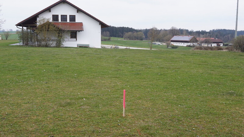 Im April 2021 war der geplante Standort für den Mobilfunkmast auf dem Sportgelände mit einem Holzpflock gekennzeichnet.