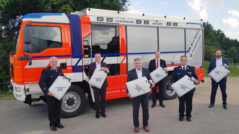 Landrat Peter Dreier (M.), Kreisbrandrat Rudi Englbrecht (l.) und Kreisfeuerwehrverbands-Vorsitzender Karl Hahn (2.v.r.) bedankten sich bei Vertretern der Versicherungskammer Bayern und der Sparkasse Landshut für die Spende von Schwimmsaugern an die Feuerwehren des Landkreises Landshut.