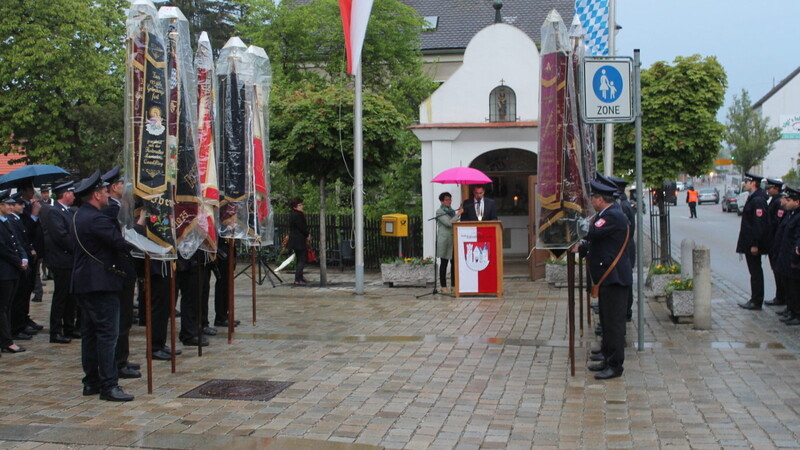 Bürgermeister Alfred Holzner hob in seiner Ansprache das Ehrenamt und den Einsatz der Feuerwehrler hervor.