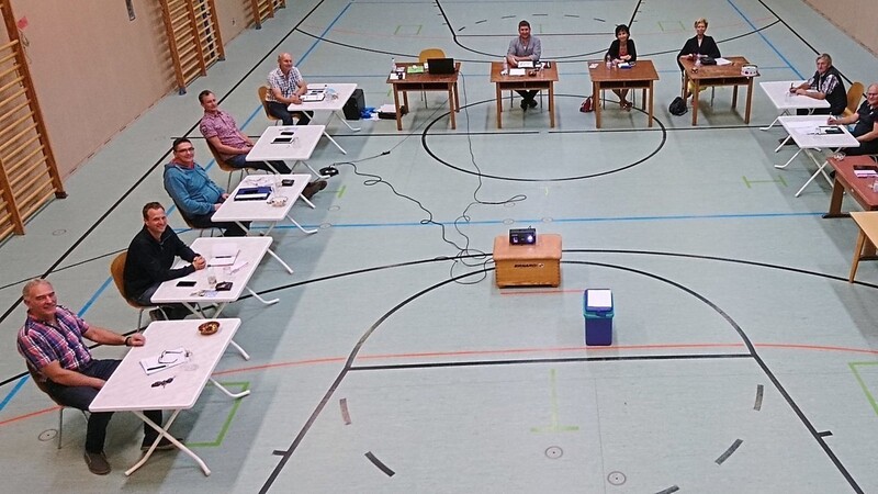 Coronabedingt finden die Sitzungen des Gemeinderates in der Turnhalle statt.