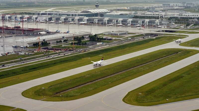 Schwer verletzt wurde am Donnerstag gegen 11 Uhr ein 32-jähriger Arbeiter bei einem Betriebsunfall an der Nordallee beim Münchner Flughafen (Symbolbild).