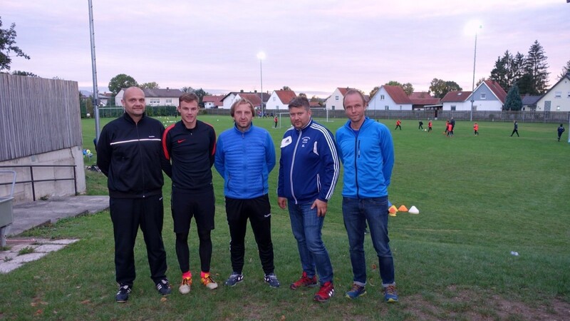 Haidlfings neuer Trainer Christian Voit mit den SV-Vorsitzenden Stephan Mayer, Markus Menacher und Philip Nowag (1., 2. und 4.v.r.) sowie Torwarttrainer Christian Hahn (l.).