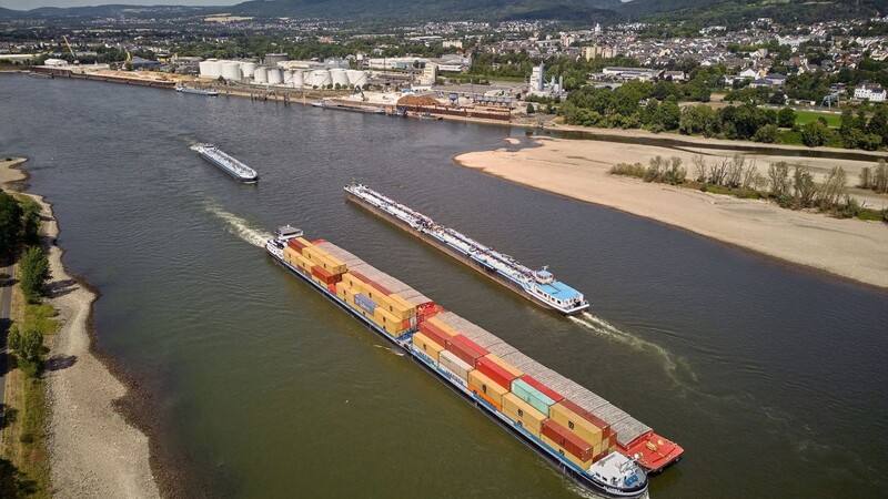 Das Niedrigwasser beeinträchtigt bundesweit zunehmend die Binnenschifffahrt.