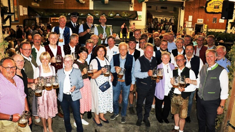 Wie bereits vor Corona waren am Montagabend zur Drachselsrieder Kirwa auch in diesem Jahr wieder Dutzende Ehrengäste aus den Landkreisen Regen, Cham und Deggendorf in die Schlossbräu-Festhalle gekommen.