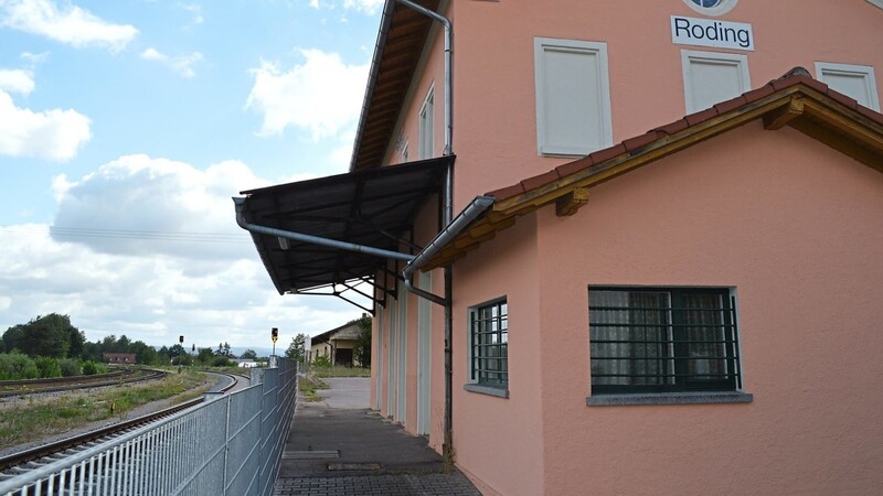 Das alte Bahnhofsgebäude gehört zum Bild des Rodinger Bahnhofs.