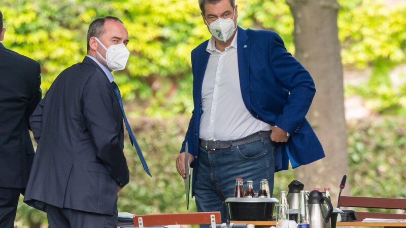 Markus Söder (r.) und s Hubert Aiwanger geraten beim Thema Impfen aneinander.