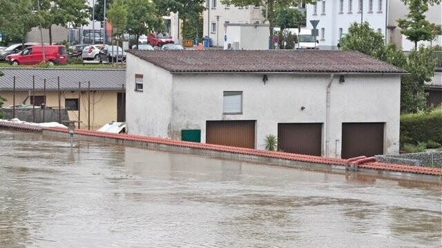 Nur wenige Zentimeter fehlten bis zur Krone der Hochwassermauer an der Uferstraße.