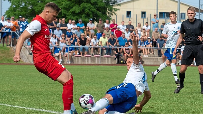 Dem FC Dingolfing um seinen Spielführer Florian Büchner fehlte vor dem Tor das nötige Quäntchen Glück.