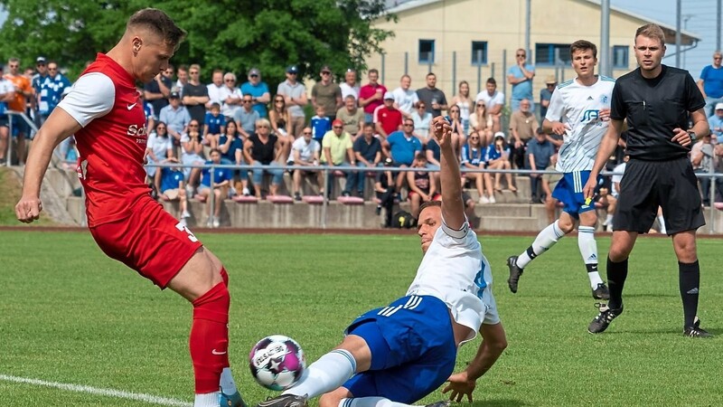 Dem FC Dingolfing um seinen Spielführer Florian Büchner fehlte vor dem Tor das nötige Quäntchen Glück.