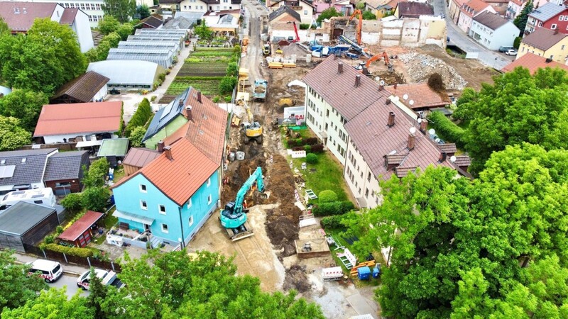 Im südlichen Bereich der Bräuhausstraße wird derzeit massiv gebuddelt. Darunter leiden auch Geschäfte wie die Gärtnerei Hofmann oder das Schuhhaus Pohmer. Beide sind jedoch für Kunden erreichbar.