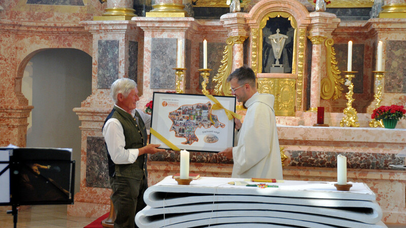 Hubert Pirkl (l.) überreichte im Namen des Pfarrverbandsrates als Geschenk ein Bild an Gemeindereferent Stephan Kaupe.