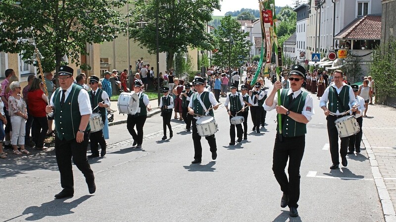 Bayerisch-hanseatische Freundschaft: Seit 50 Jahren gehört der Spielmannszug Hamburg-Bergedorf zum Kötztinger Pfingstfest.