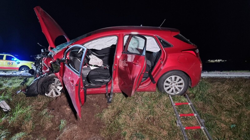 Auf der Kreisstraße R12 bei Obertraubling hat es am Donnerstagabend gekracht.