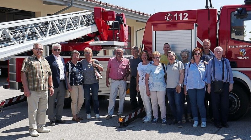 Bei der Feuerwehr konnte sich die Delegation aus Roana mit ihren niederbayerischen Begleitern auch die Drehleiter anschauen.