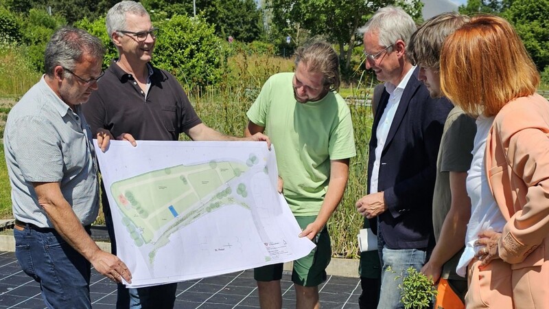 Jörg Mildenberger (links), zuständig für den Bereich der autochthonen Pflanzen, und Jörg Bär (2.v.l.), Leiter der Stadtgärtnerei, mit den Verantwortlichen und Oberbürgermeister Markus Pannermayr (4.v.l.).