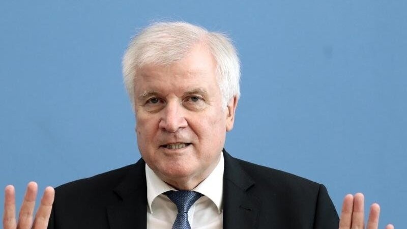 Seehofer hat am Montag offiziell angekündigt, als CSU-Vorsitzender zurückzutreten.