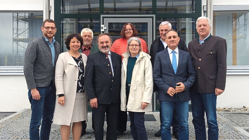 Europa-Abgeordneter Ismail Ertug (2.v.r.) und MdL Ruth Müller (2.v.l.) mit Bürgermeister Andreas Held (3.v.l.), SPD Ortsvorsitzender Annegret Krupp-Ditmer (3.v.r.), Jakob Ruhland (r.) und Gemeinderat Maximilian Ditmer (l.) sowie SPD-Kommunalpolitiker (2. Reihe)