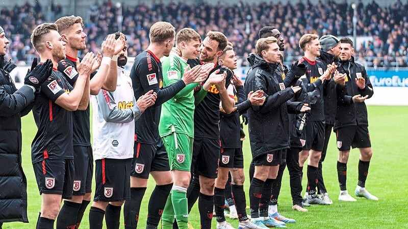 Nach dem Sieg in Kiel dankt das Jahn-Team den mitgereisten Fans. An diesem Samstag möchten Gimber & Co. im Heimspiel gegen Paderborn nachlegen.