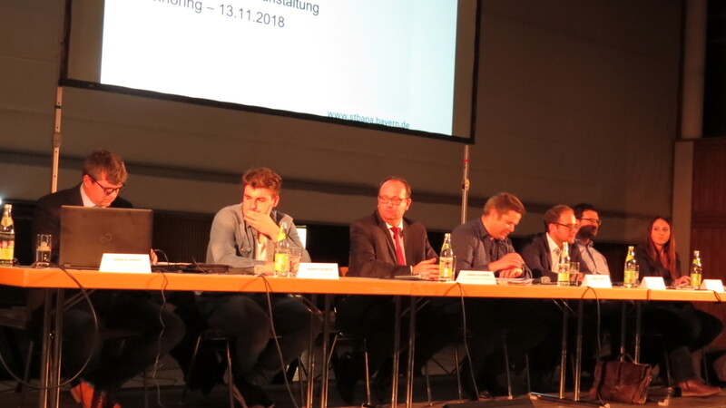 Geiselhörings Bürgermeister Herbert Lichtinger, Moderator Marko Pammer und Bastian Wufka vom Staatlichen Straßenbauamt (Dritter bis Fünfter von links) bei der Informationsveranstaltung in der Labertalhalle.