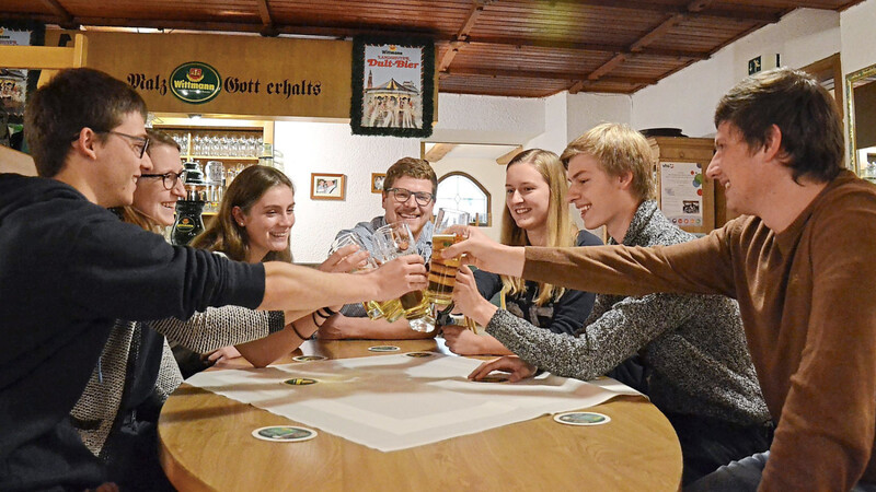 "Das Wirtshaus ist die Hochschule des Musikers" - Sieben Musiker von "Quetschnblech" (von links): Georg Samberger, Anna Oswald, Andrea Grubwinkler, Lorenz Wiedenbeck, Laura Kaschel, Thomas Samberger und Josef Steckenbiller.