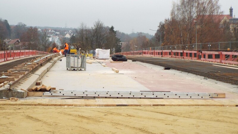 Beim Neubau der Niederviehbacher Isarbrücke gibt es unerwartete Schwierigkeiten.