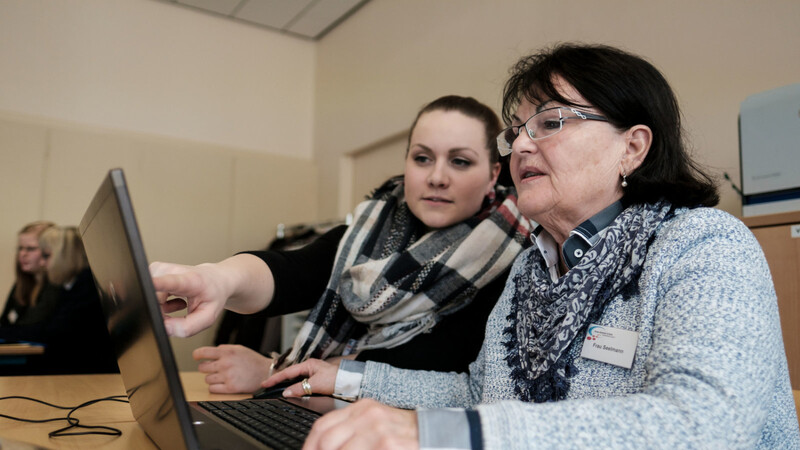 "Senioren, ran an den Computer!", heißt es im Haus der Begegnung in Bogen - nun ist das Team auf der Suche nach älteren Menschen "X plus", die an diesem besonderen Digitalisierungsangebot teilnehmen wollen. Die Maßnahme ist in drei Teile aufgeteilt: Kurse von Schülern für Senioren, die Vortragsreihe "Digitale Welt" und das "digitale Café".