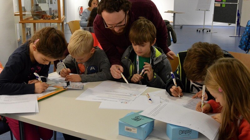 Anton Hubers kleine Studenten versuchen sich an der chinesischen Schrift.