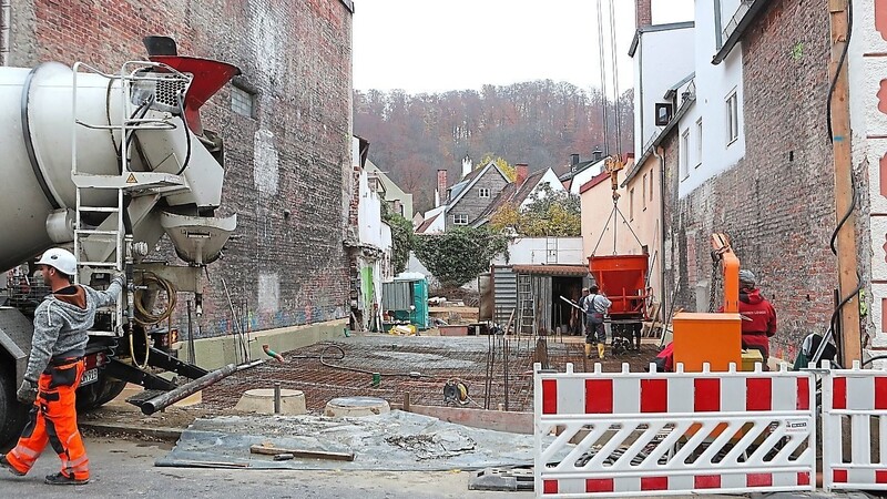 Das Gebäude Regierungsstraße 571 wurde aus der Denkmalliste gestrichen, weil kaum mehr historische Substanz vorhanden war. Kürzlich haben die Arbeiten für den Neubau begonnen.