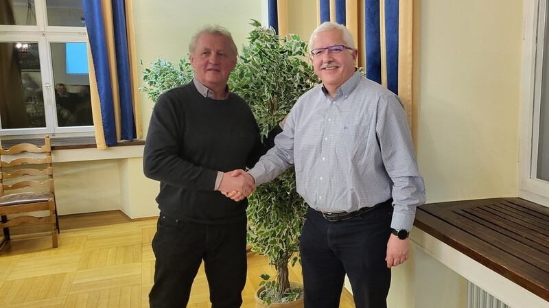 Vorgänger Eberhard Semmelmann (rechts) gratuliert seinem Nachfolger Johann Stangl zur Wahl als dritter Bürgermeister.