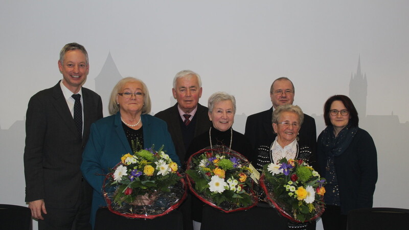 Oberbürgermeister Markus Pannermayr (links) und Ursula Meier vom Hauptamt (rechts) zusammen mit den geehrten Ehrenamtlichen (v.l.): Renate Heigl, Erwin Steinkirchner, Hannelore Sirtl, Dietmar Voigt und Engelberta Stelzer.