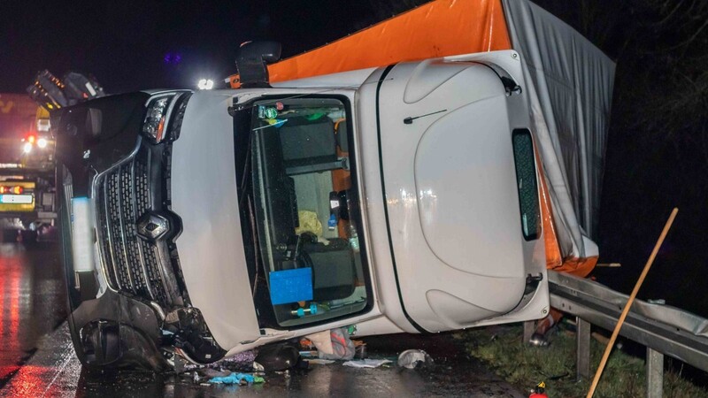 Der Kleintransporter kippte wegen der Kollision um und landete in der Leitplanke.