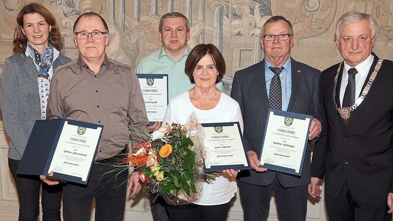 Die drei neuen Träger der Ehrenamtsnadeln der Gemeinde Alteglofsheim, Walther Hollmayer (2.v.r.), Sofie Müller (Mitte) und Helmut Schwarzbeck (2.v.l.), der Empfänger der Sportlerehrung, Gerald Weiß (3.v.l.), zusammen mit Landrätin Tanja Schweiger (l.) und Bürgermeister Herbert Heidingsfelder (r.)