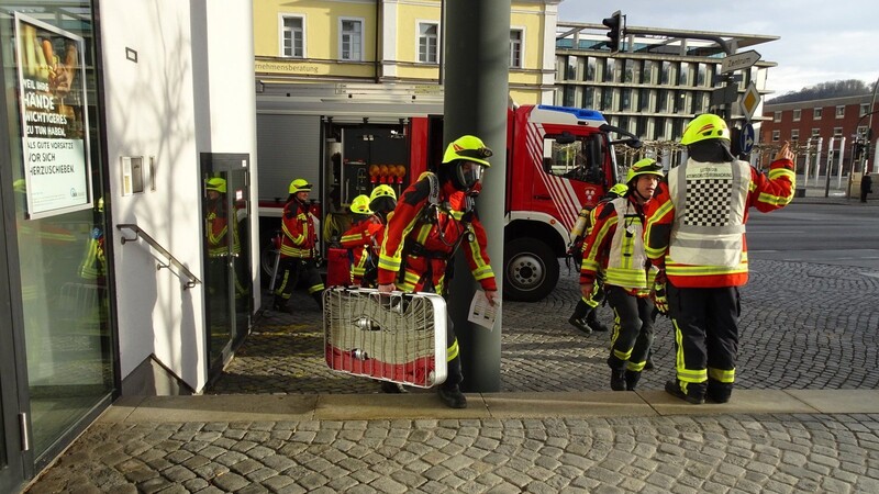 Als der Brandherd in der Zwischendecke endlich gefunden wurde, musste alles schnell gehen. Mit Atemschutz ging es im Schnellschritt zum Feuer.