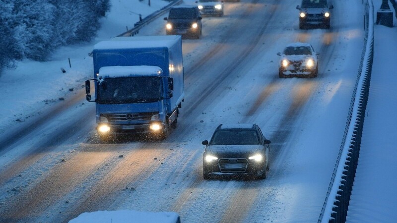 Polizei und Rettungskräfte hatten am Freitag auf der A93 bei Siegenburg (Kreis Kelheim) einiges zu tun. Dort war die Fahrbahn teilweise schneebedeckt. Die daraus resultierenden Unfälle ließen nicht lange auf sich warten. (Symbolbild)