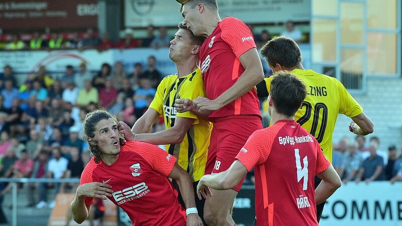 Wer nach dem Spiel am Samstag obenauf sein wird - die gastgebende SpVgg Hankofen-Hailing oder die DJK Vilzing? - muss sich zeigen. Auf alle Fälle dürfte auch das zweite direkte Aufeinandertreffen der beiden ostbayerischen Regionalligisten, dieses Mal in Hankofen, die Fans elektrisieren