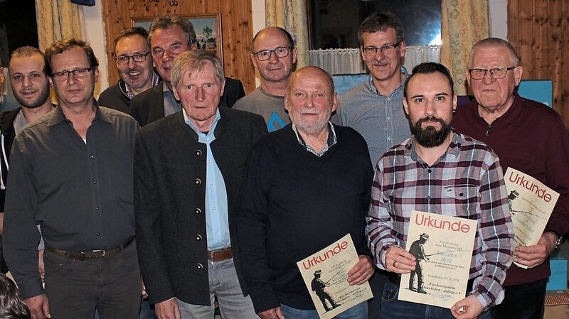 Die für langjährige Mitgliedschaft beim Fischereiverein Osterhofen-Arbing Geehrten und die zu neuen Ehrenmitgliedern Ernannten mit drittem Bürgermeister Kurt Erndl und den beiden Vorständen Roland Jummer und Hans Eder; (v. l.) Markus Turetzki, Franz Irber, Martin Wurm, Franz Koller, Reinhard Miedl, Roland Jummer, Rudolf Haböck, Franz Richter, Hans Schafflhuber, Hans Eder, Benjamin Breit, Johann Ecker und Kurt Erndl.