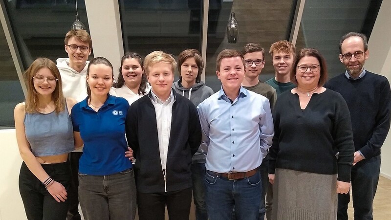 Neun der 14 P-Seminaristen des Karl-Ritter-von-Frisch-Gymnasiums mit dem betreuenden Lehrer Markus Wellenhofer (v. r.) und Schulleiterin Claudia Theumer.