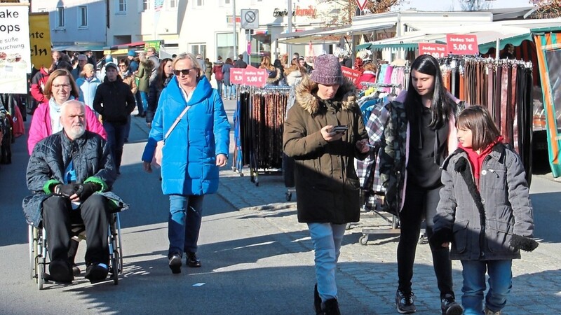 Alle Generationen bummelten durch die Warenmarktmeile.